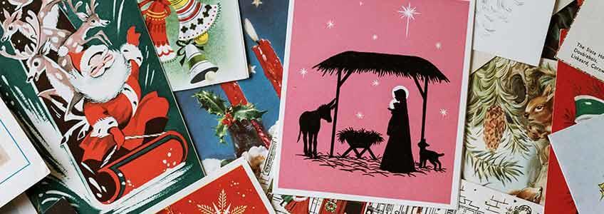 Mehrere individuelle Weihnachtskarten sind auf dem Bild zu sehen. Sie sind Ausdruck von Dankbarkeit von Chefs gegenüber ihren Angestellten, die ihnen mit den bedruckten Weihnachtskarten eine Freude machen können.